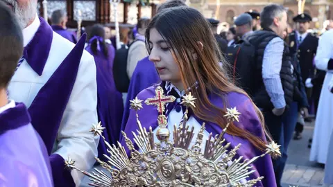 El Encuentro frente a la Catedral de León llena la plaza de Regla de emoción, con los pasos reunidos entre aplausos, música y lágrimas para celebrar la Resurrección. Foto: Isaac Llamazares.