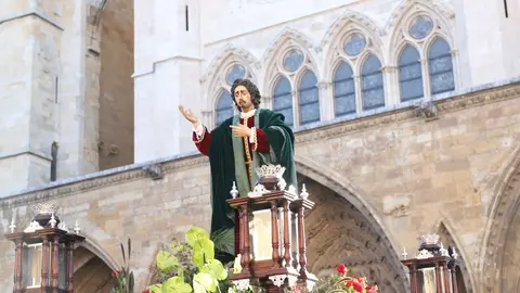 El Encuentro frente a la Catedral de León llena la plaza de Regla de emoción, con los pasos reunidos entre aplausos, música y lágrimas para celebrar la Resurrección. Foto: Isaac Llamazares.