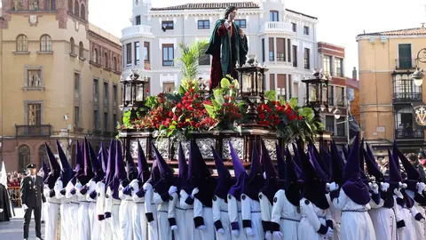 El Encuentro frente a la Catedral de León llena la plaza de Regla de emoción, con los pasos reunidos entre aplausos, música y lágrimas para celebrar la Resurrección. Foto: Isaac Llamazares.