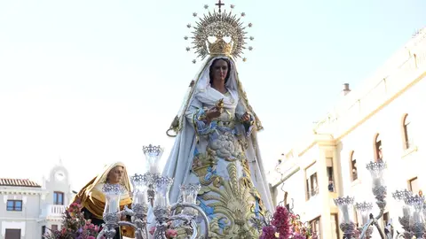 El Encuentro frente a la Catedral de León llena la plaza de Regla de emoción, con los pasos reunidos entre aplausos, música y lágrimas para celebrar la Resurrección. Foto: Isaac Llamazares.