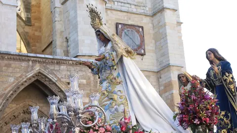 El Encuentro frente a la Catedral de León llena la plaza de Regla de emoción, con los pasos reunidos entre aplausos, música y lágrimas para celebrar la Resurrección. Foto: Isaac Llamazares.