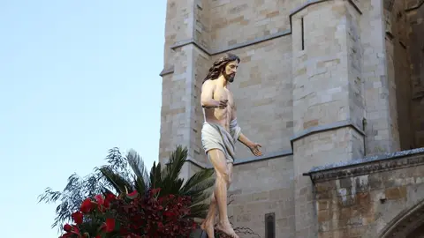 El Encuentro frente a la Catedral de León llena la plaza de Regla de emoción, con los pasos reunidos entre aplausos, música y lágrimas para celebrar la Resurrección. Foto: Isaac Llamazares.