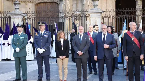 El Encuentro frente a la Catedral de León llena la plaza de Regla de emoción, con los pasos reunidos entre aplausos, música y lágrimas para celebrar la Resurrección. Foto: Isaac Llamazares.
