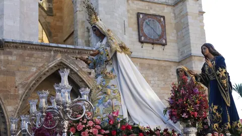 El Encuentro frente a la Catedral de León llena la plaza de Regla de emoción, con los pasos reunidos entre aplausos, música y lágrimas para celebrar la Resurrección. Foto: Isaac Llamazares.
