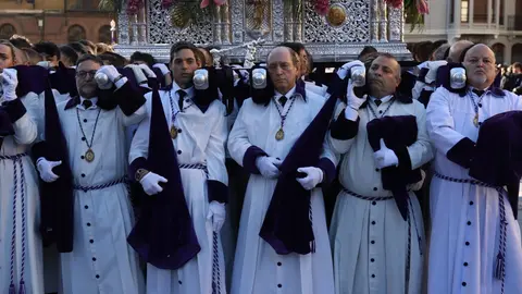 El Encuentro frente a la Catedral de León llena la plaza de Regla de emoción, con los pasos reunidos entre aplausos, música y lágrimas para celebrar la Resurrección. Foto: Isaac Llamazares.