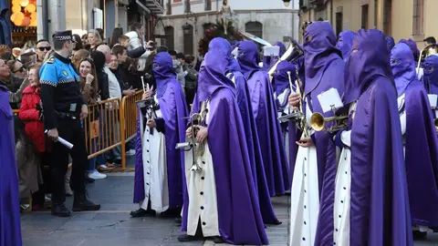 El Encuentro frente a la Catedral de León llena la plaza de Regla de emoción, con los pasos reunidos entre aplausos, música y lágrimas para celebrar la Resurrección. Foto: Isaac Llamazares.