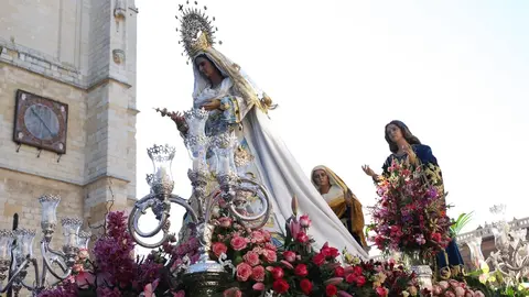 El Encuentro frente a la Catedral de León llena la plaza de Regla de emoción, con los pasos reunidos entre aplausos, música y lágrimas para celebrar la Resurrección. Foto: Isaac Llamazares.