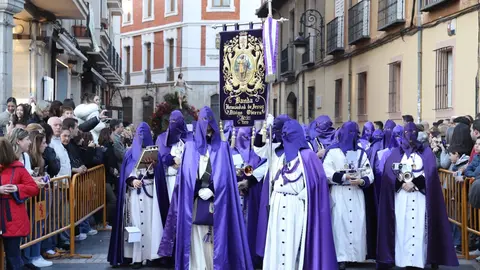 El Encuentro frente a la Catedral de León llena la plaza de Regla de emoción, con los pasos reunidos entre aplausos, música y lágrimas para celebrar la Resurrección. Foto: Isaac Llamazares.