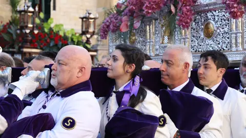 El Encuentro frente a la Catedral de León llena la plaza de Regla de emoción, con los pasos reunidos entre aplausos, música y lágrimas para celebrar la Resurrección. Foto: Isaac Llamazares.