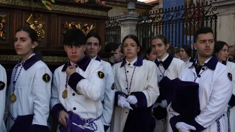 El Encuentro frente a la Catedral de León llena la plaza de Regla de emoción, con los pasos reunidos entre aplausos, música y lágrimas para celebrar la Resurrección. Foto: Isaac Llamazares.