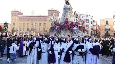 El Encuentro frente a la Catedral de León llena la plaza de Regla de emoción, con los pasos reunidos entre aplausos, música y lágrimas para celebrar la Resurrección. Foto: Isaac Llamazares.