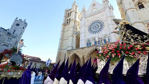 La Real Hermandad de Jesús Divino Obrero organiza la procesión del Encuentro de la Semana Santa de León. Foto: Campillo.