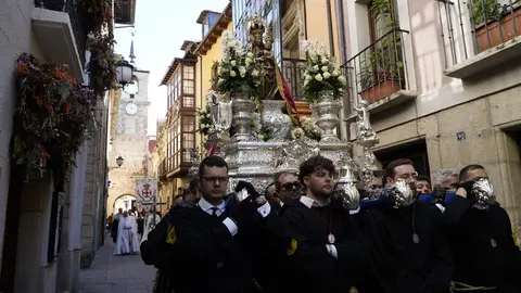 Procesión de Resurrección con la imagen de la Virgen de la Encina y el Santo Sacramento de Ponferrada. Foto: César Sánchez.