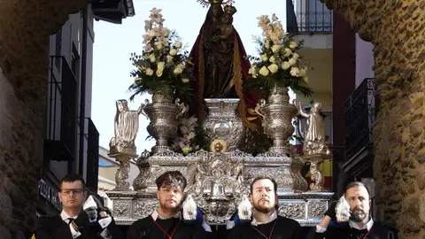 Procesión de Resurrección con la imagen de la Virgen de la Encina y el Santo Sacramento de Ponferrada. Foto: César Sánchez.
