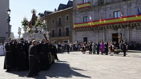 Procesión de Resurrección con la imagen de la Virgen de la Encina y el Santo Sacramento de Ponferrada. Foto: César Sánchez.