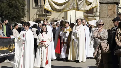 Procesión de Resurrección con la imagen de la Virgen de la Encina y el Santo Sacramento de Ponferrada. Foto: César Sánchez.