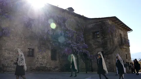 Procesión de Resurrección con la imagen de la Virgen de la Encina y el Santo Sacramento de Ponferrada. Foto: César Sánchez.