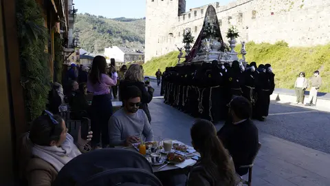 Procesión de Resurrección con la imagen de la Virgen de la Encina y el Santo Sacramento de Ponferrada. Foto: César Sánchez.
