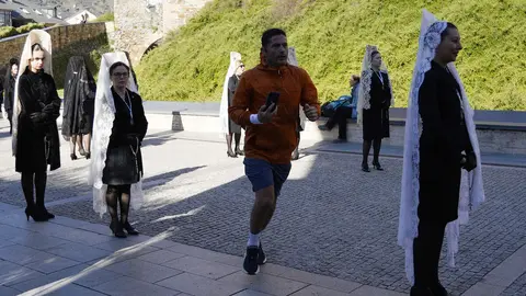 Procesión de Resurrección con la imagen de la Virgen de la Encina y el Santo Sacramento de Ponferrada. Foto: César Sánchez.