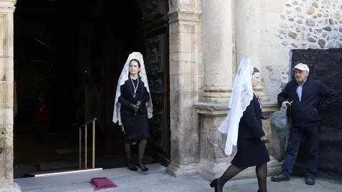 Procesión de Resurrección con la imagen de la Virgen de la Encina y el Santo Sacramento de Ponferrada. Foto: César Sánchez.