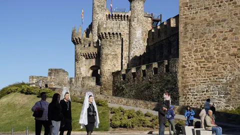 Procesión de Resurrección con la imagen de la Virgen de la Encina y el Santo Sacramento de Ponferrada. Foto: César Sánchez.