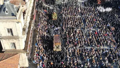 La Policía Local de León ha hecho públicas varias grabaciones captadas mediante drones durante dos de los actos más simbólicos de la Semana Santa de la ciudad: el Encuentro del Viernes Santo en la Plaza Mayor y el del Domingo de Resurrección en la Plaza de Regla.
