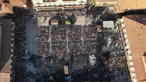La Policía Local de León ha hecho públicas varias grabaciones captadas mediante drones durante dos de los actos más simbólicos de la Semana Santa de la ciudad: el Encuentro del Viernes Santo en la Plaza Mayor y el del Domingo de Resurrección en la Plaza de Regla.