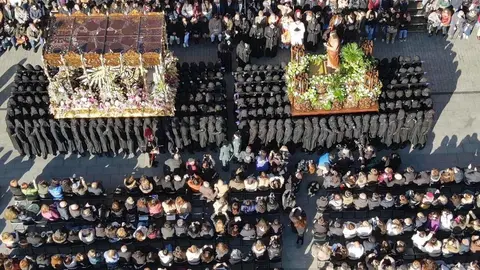 La Policía Local de León ha hecho públicas varias grabaciones captadas mediante drones durante dos de los actos más simbólicos de la Semana Santa de la ciudad: el Encuentro del Viernes Santo en la Plaza Mayor y el del Domingo de Resurrección en la Plaza de Regla.