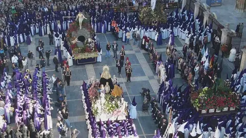 La Policía Local de León ha hecho públicas varias grabaciones captadas mediante drones durante dos de los actos más simbólicos de la Semana Santa de la ciudad: el Encuentro del Viernes Santo en la Plaza Mayor y el del Domingo de Resurrección en la Plaza de Regla.