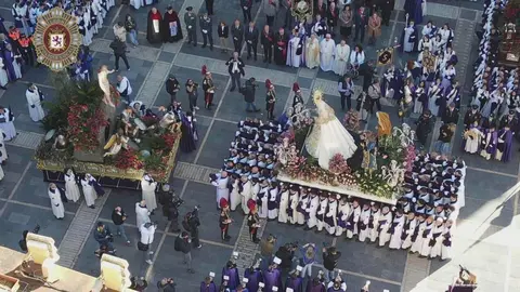 La Policía Local de León ha hecho públicas varias grabaciones captadas mediante drones durante dos de los actos más simbólicos de la Semana Santa de la ciudad: el Encuentro del Viernes Santo en la Plaza Mayor y el del Domingo de Resurrección en la Plaza de Regla.