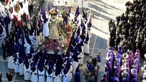 La Policía Local de León ha hecho públicas varias grabaciones captadas mediante drones durante dos de los actos más simbólicos de la Semana Santa de la ciudad: el Encuentro del Viernes Santo en la Plaza Mayor y el del Domingo de Resurrección en la Plaza de Regla.