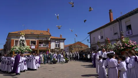 Las tallas de la Dolorosa, San Juan y el Niño de la Bola protagonizaron el tradicional Encuentro en la Plaza Mayor, donde se alzaron al cielo en una celebración colectiva por la Resurrección.