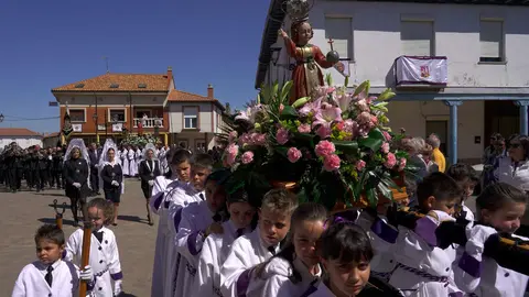 Las tallas de la Dolorosa, San Juan y el Niño de la Bola protagonizaron el tradicional Encuentro en la Plaza Mayor, donde se alzaron al cielo en una celebración colectiva por la Resurrección.