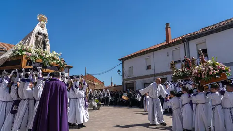 Las tallas de la Dolorosa, San Juan y el Niño de la Bola protagonizaron el tradicional Encuentro en la Plaza Mayor, donde se alzaron al cielo en una celebración colectiva por la Resurrección.