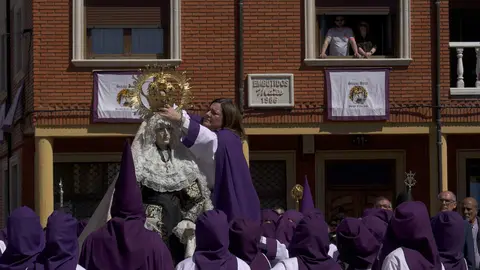 Las tallas de la Dolorosa, San Juan y el Niño de la Bola protagonizaron el tradicional Encuentro en la Plaza Mayor, donde se alzaron al cielo en una celebración colectiva por la Resurrección.