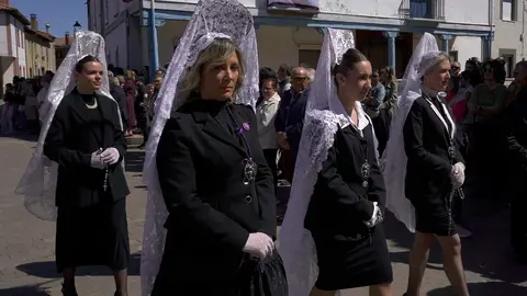 Las tallas de la Dolorosa, San Juan y el Niño de la Bola protagonizaron el tradicional Encuentro en la Plaza Mayor, donde se alzaron al cielo en una celebración colectiva por la Resurrección.