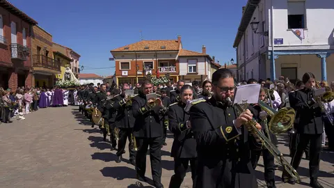 Las tallas de la Dolorosa, San Juan y el Niño de la Bola protagonizaron el tradicional Encuentro en la Plaza Mayor, donde se alzaron al cielo en una celebración colectiva por la Resurrección.