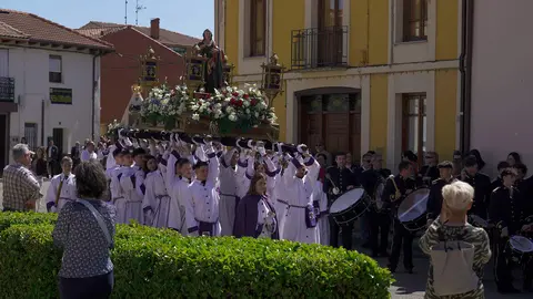 Las tallas de la Dolorosa, San Juan y el Niño de la Bola protagonizaron el tradicional Encuentro en la Plaza Mayor, donde se alzaron al cielo en una celebración colectiva por la Resurrección.