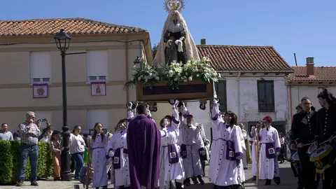 Las tallas de la Dolorosa, San Juan y el Niño de la Bola protagonizaron el tradicional Encuentro en la Plaza Mayor, donde se alzaron al cielo en una celebración colectiva por la Resurrección.
