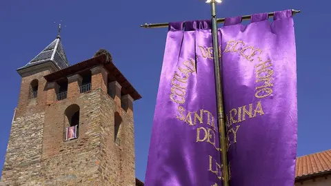 Las tallas de la Dolorosa, San Juan y el Niño de la Bola protagonizaron el tradicional Encuentro en la Plaza Mayor, donde se alzaron al cielo en una celebración colectiva por la Resurrección.