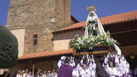 Las tallas de la Dolorosa, San Juan y el Niño de la Bola protagonizaron el tradicional Encuentro en la Plaza Mayor, donde se alzaron al cielo en una celebración colectiva por la Resurrección.
