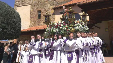 Las tallas de la Dolorosa, San Juan y el Niño de la Bola protagonizaron el tradicional Encuentro en la Plaza Mayor, donde se alzaron al cielo en una celebración colectiva por la Resurrección.