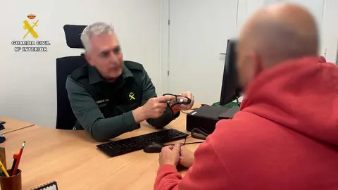 La estrecha colaboración entre la Jefatura Provincial de Tráfico en La Rioja y la Guardia Civil ha permitido interceptar, por primera vez, a un aspirante que utilizaba gafas inteligentes -smart glasses- para transmitir las imágenes del examen al exterior, marcando un hito en la detección del fraude tecnológico; entre los implicados, un leonés.