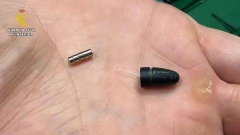 La estrecha colaboración entre la Jefatura Provincial de Tráfico en La Rioja y la Guardia Civil ha permitido interceptar, por primera vez, a un aspirante que utilizaba gafas inteligentes -smart glasses- para transmitir las imágenes del examen al exterior, marcando un hito en la detección del fraude tecnológico; entre los implicados, un leonés.