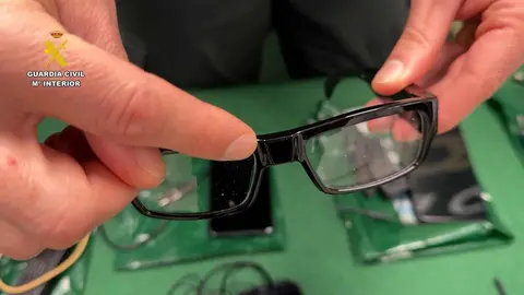 La estrecha colaboración entre la Jefatura Provincial de Tráfico en La Rioja y la Guardia Civil ha permitido interceptar, por primera vez, a un aspirante que utilizaba gafas inteligentes -smart glasses- para transmitir las imágenes del examen al exterior, marcando un hito en la detección del fraude tecnológico; entre los implicados, un leonés.