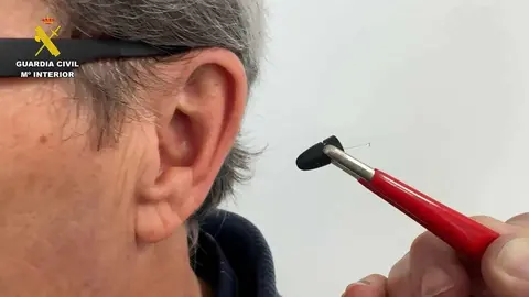 La estrecha colaboración entre la Jefatura Provincial de Tráfico en La Rioja y la Guardia Civil ha permitido interceptar, por primera vez, a un aspirante que utilizaba gafas inteligentes -smart glasses- para transmitir las imágenes del examen al exterior, marcando un hito en la detección del fraude tecnológico; entre los implicados, un leonés.