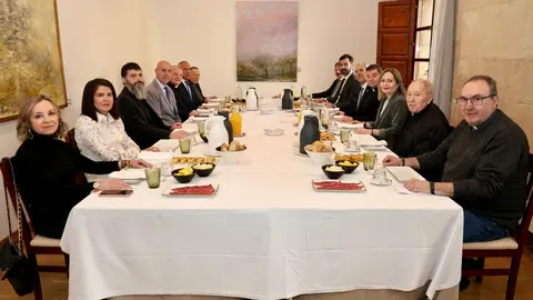 El alcalde de León, José Antonio Diez, junto a parte de la Corporación Municipal, asiste a la tradicional legacía preparatoria para la ceremonia de Las Cabezadas. Foto: Campillo.