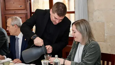 El alcalde de León, José Antonio Diez, junto a parte de la Corporación Municipal, asiste a la tradicional legacía preparatoria para la ceremonia de Las Cabezadas. Foto: Campillo.