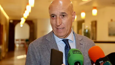 El alcalde de León, José Antonio Diez, junto a parte de la Corporación Municipal, asiste a la tradicional legacía preparatoria para la ceremonia de Las Cabezadas. Foto: Campillo.