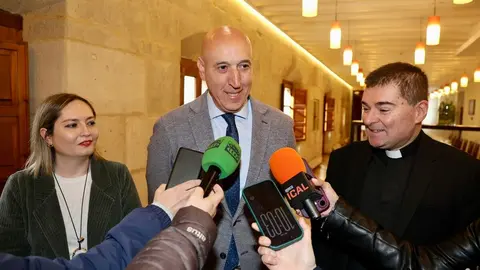 El alcalde de León, José Antonio Diez, junto a parte de la Corporación Municipal, asiste a la tradicional legacía preparatoria para la ceremonia de Las Cabezadas. Foto: Campillo.